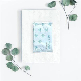 Að þrífa hendur barnsins með þurrkum